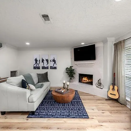 Walkable Montrose Gem Musical Retreat By Downtown Villa